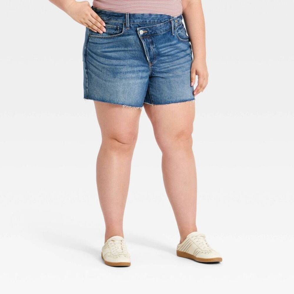 Women's Mid-Rise Crossed Over Denim Shorts - Universal Thread Medium Wash 20